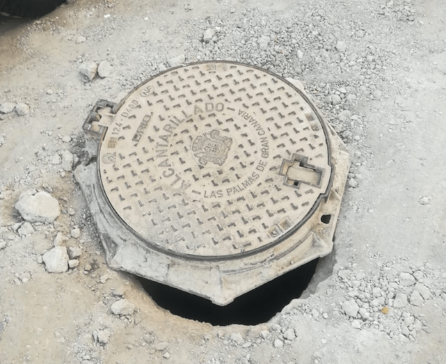 Imagen de unas de las arquetas de la calle Santiago de Compostela (Foto TA)